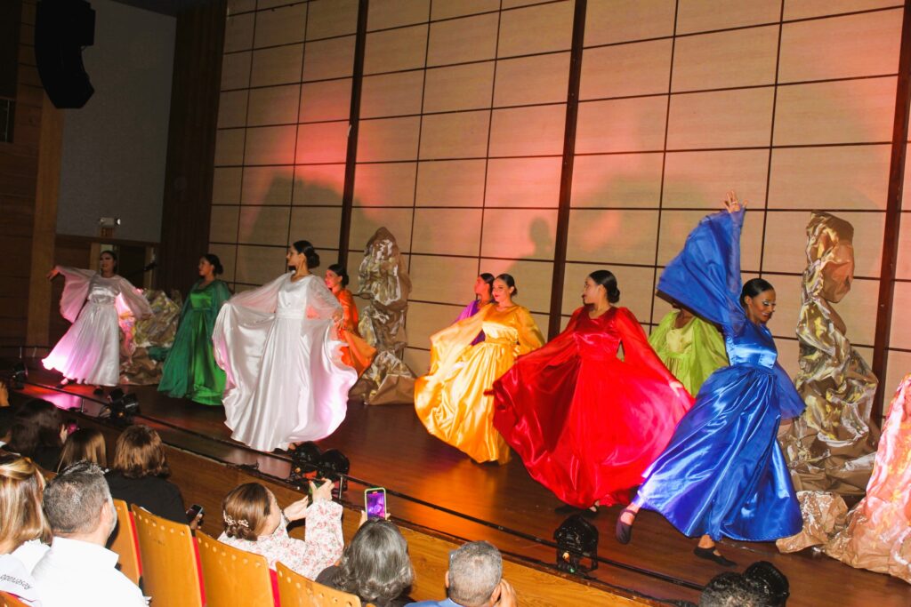 Danza , de las piedras preciosas de la autoria de Leonor Tejada